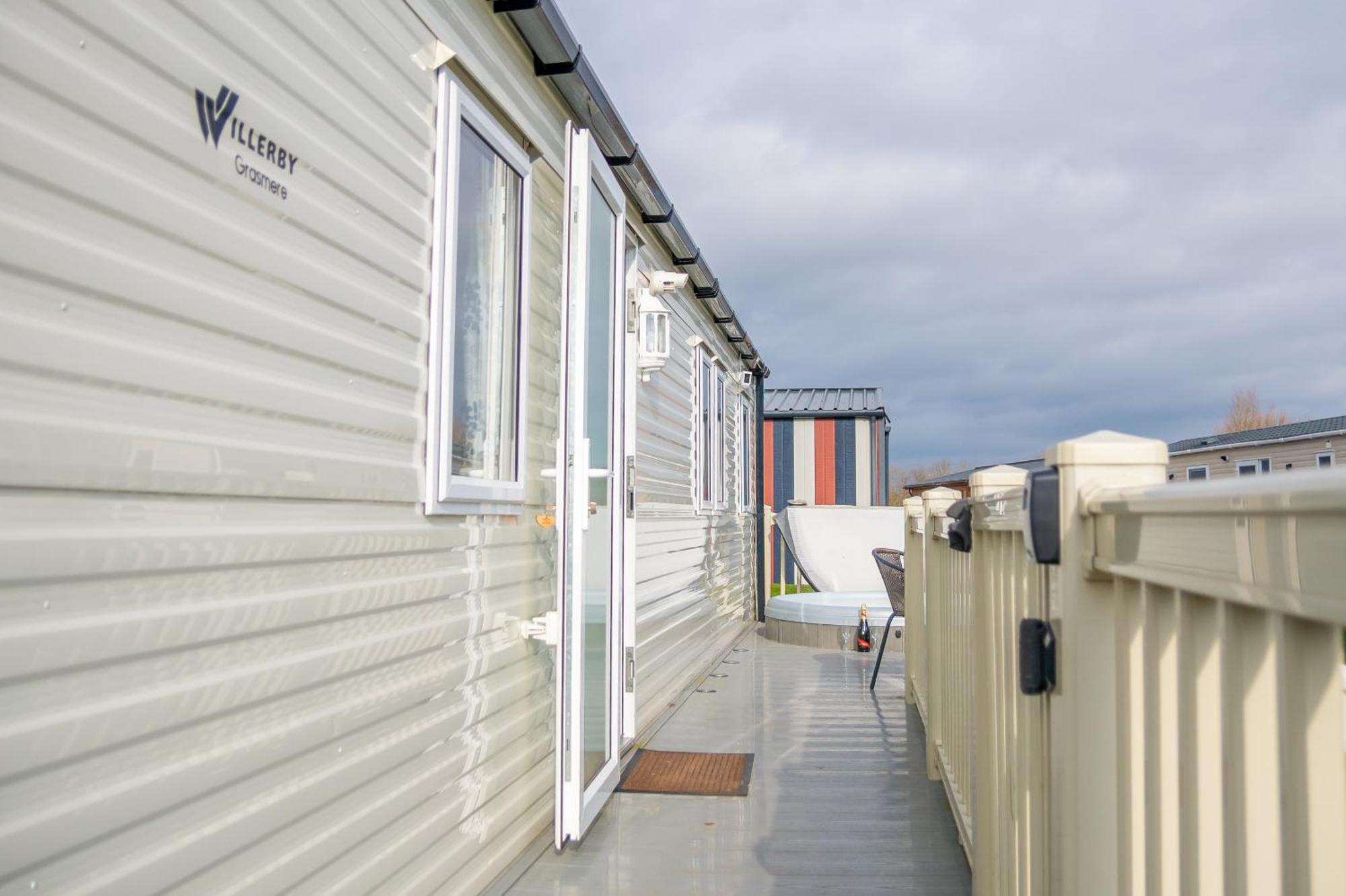 64 Lancaster The Lazy Willow 3 Bedroom Hot Tub Caravan Tattershall Lakes מראה חיצוני תמונה