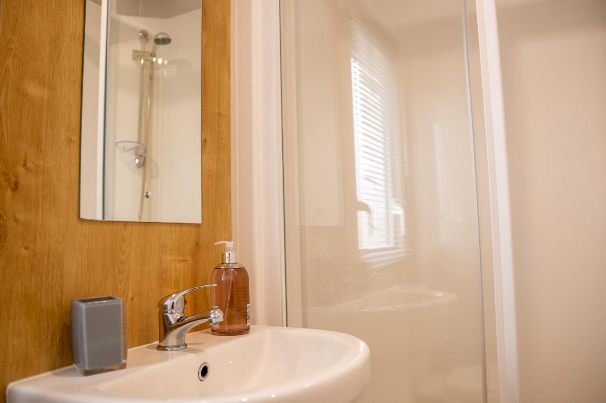 64 Lancaster The Lazy Willow 3 Bedroom Hot Tub Caravan Tattershall Lakes מראה חיצוני תמונה