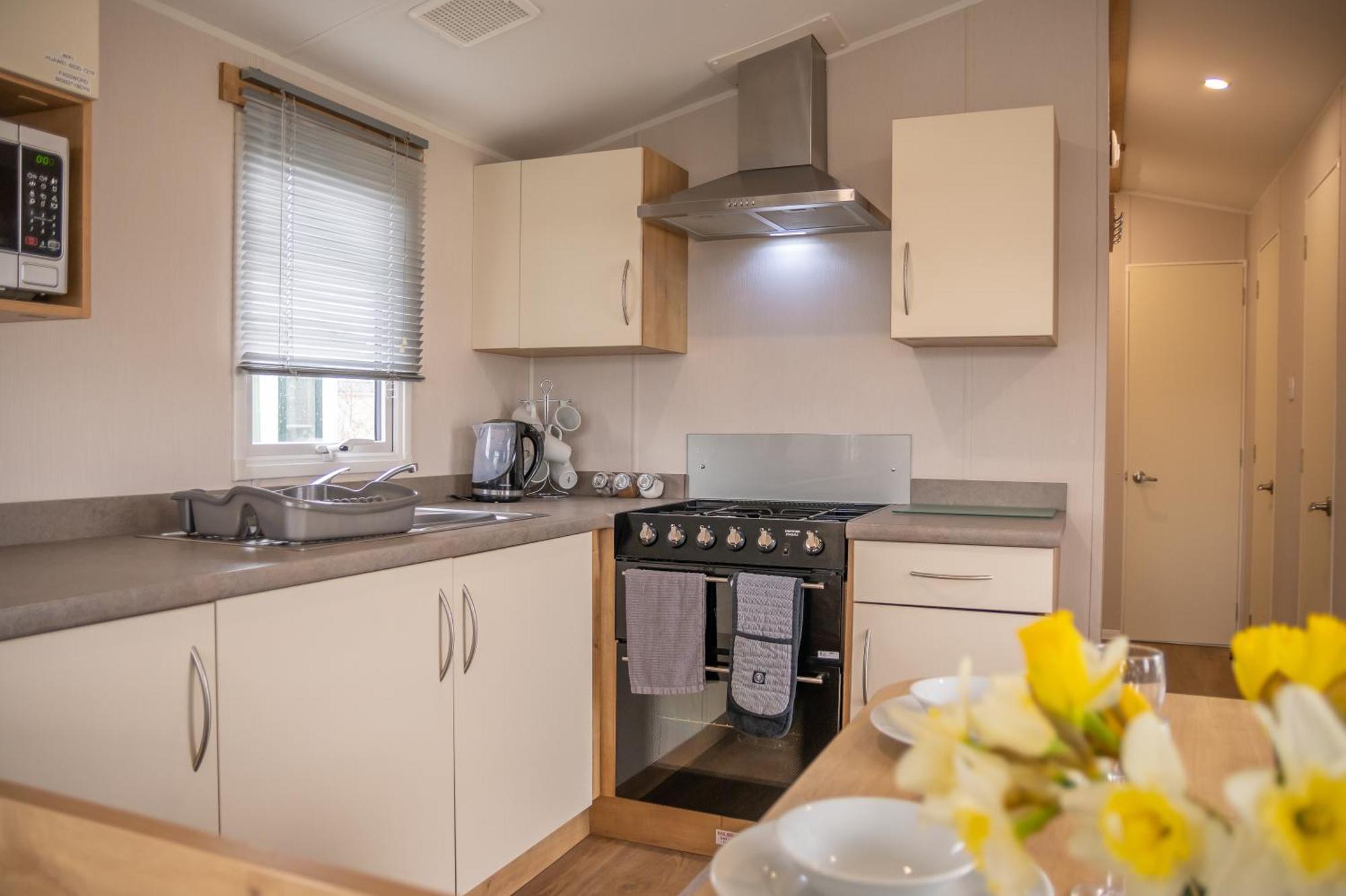 64 Lancaster The Lazy Willow 3 Bedroom Hot Tub Caravan Tattershall Lakes מראה חיצוני תמונה
