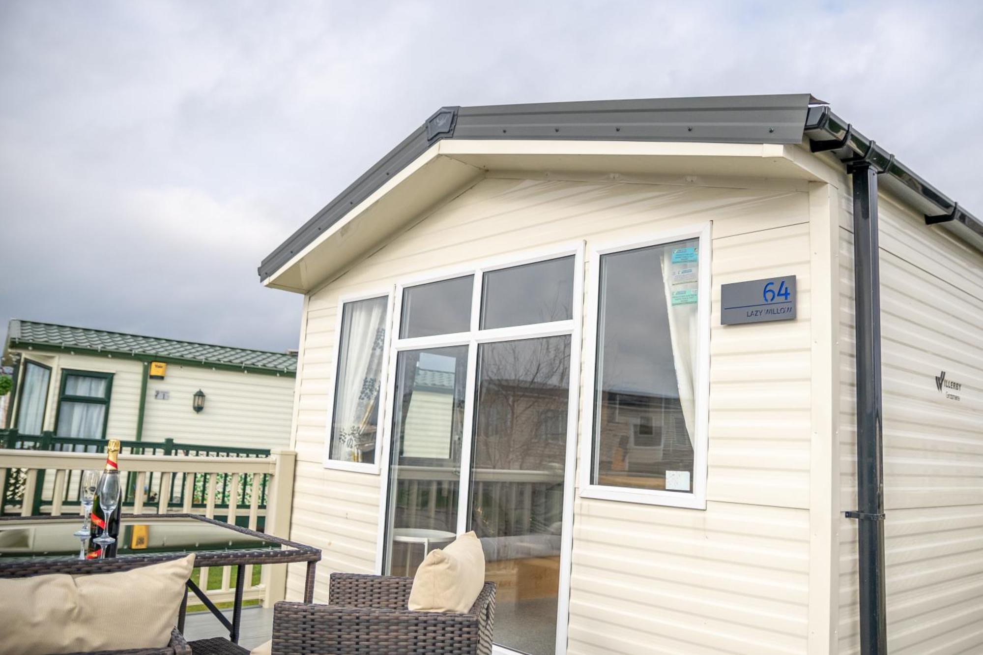 64 Lancaster The Lazy Willow 3 Bedroom Hot Tub Caravan Tattershall Lakes מראה חיצוני תמונה