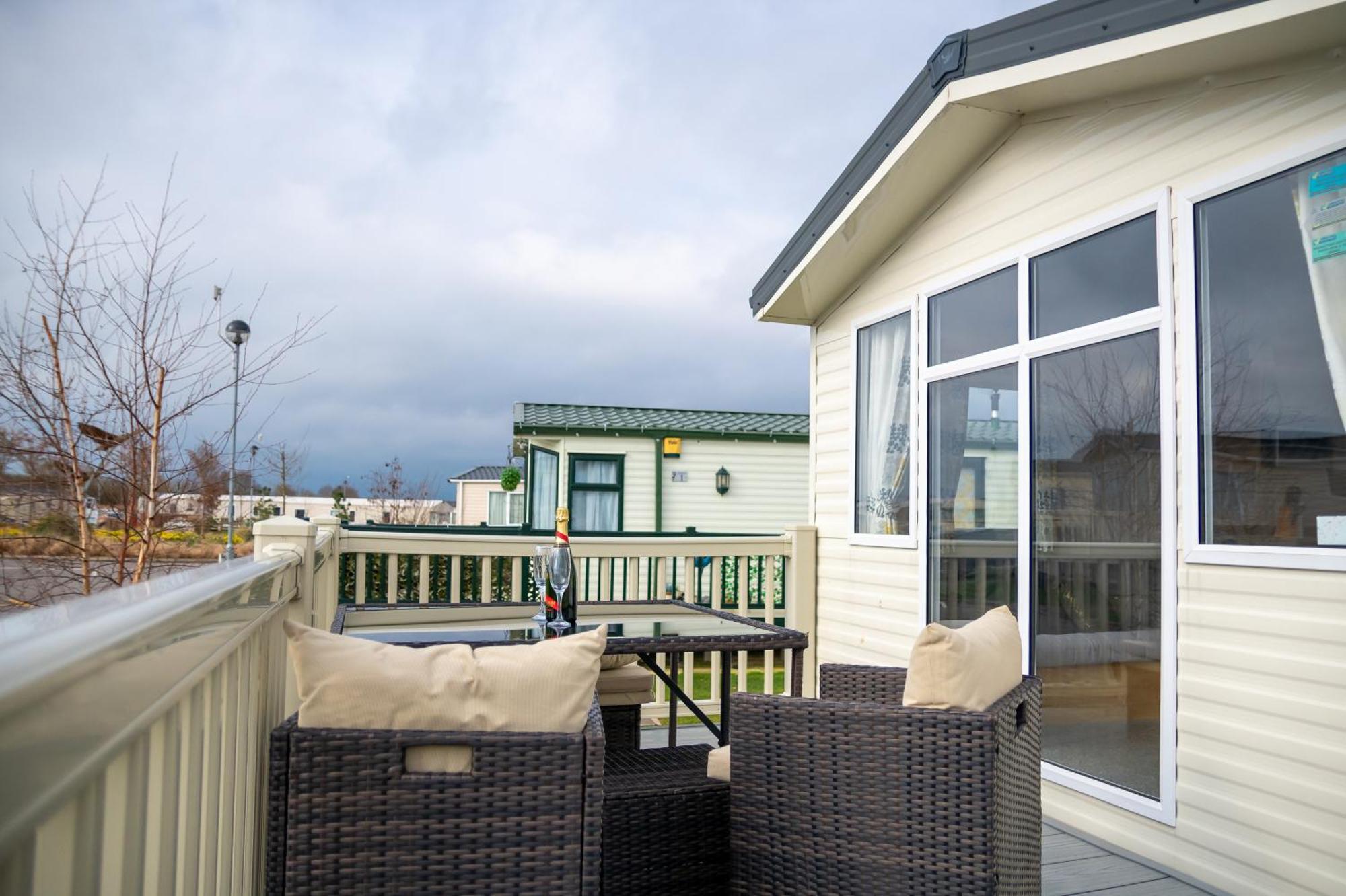 64 Lancaster The Lazy Willow 3 Bedroom Hot Tub Caravan Tattershall Lakes מראה חיצוני תמונה