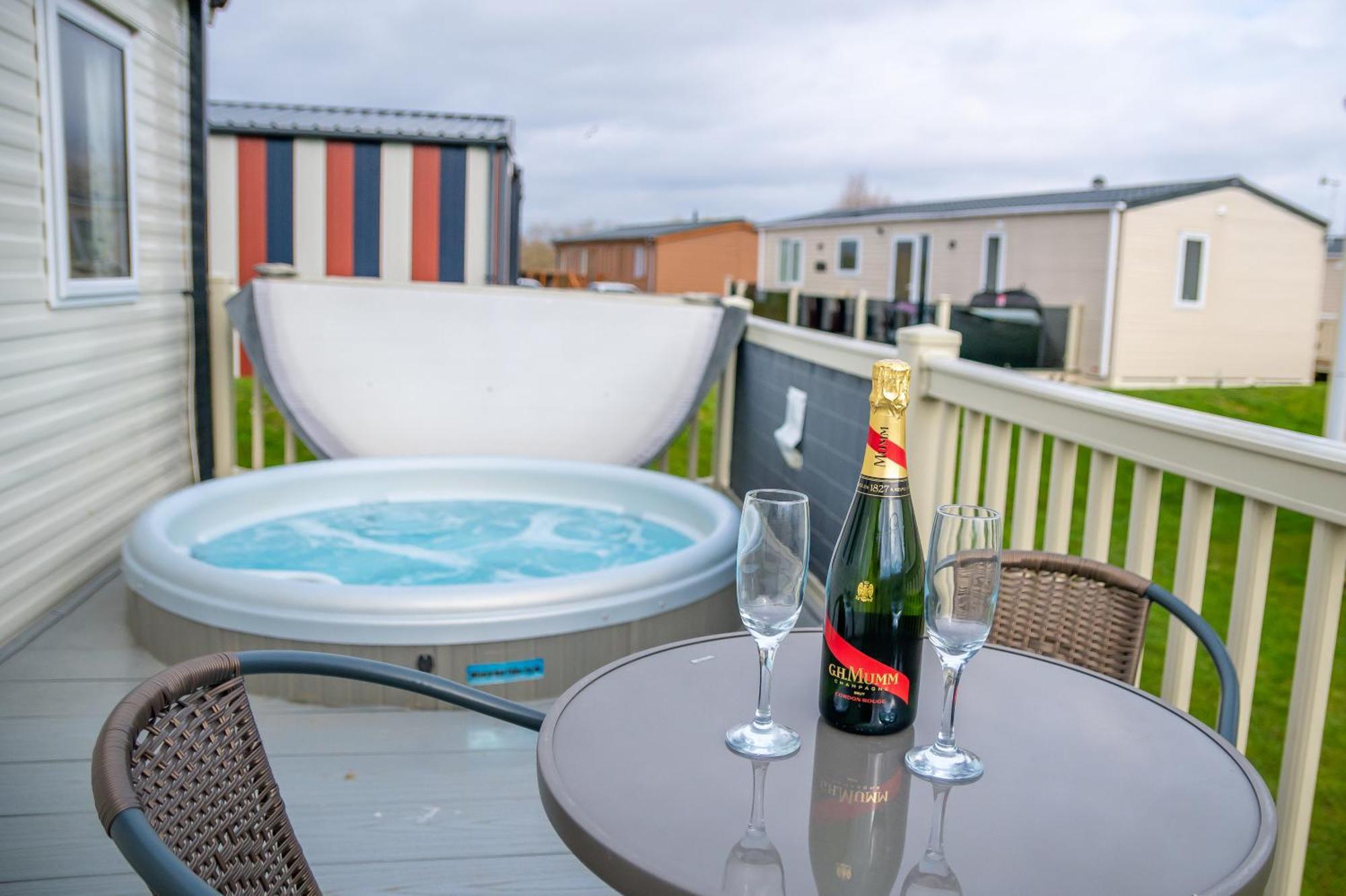 64 Lancaster The Lazy Willow 3 Bedroom Hot Tub Caravan Tattershall Lakes מראה חיצוני תמונה